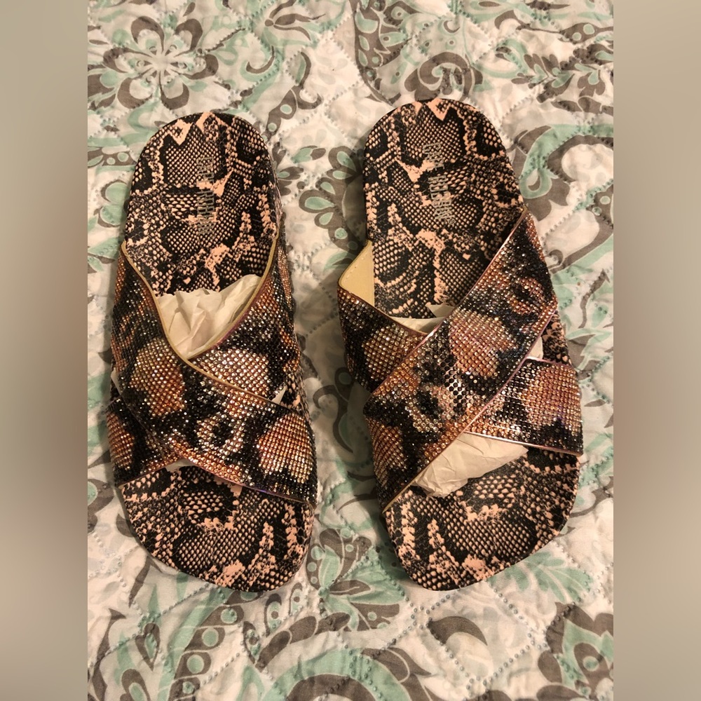 Cape robbin size 8 beautiful snake print with bling slides